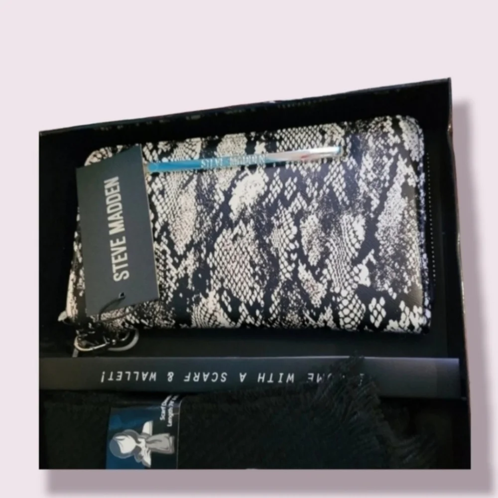 Steve Madden Wristlet & Scarf Boxed Gift Set (NEW)
